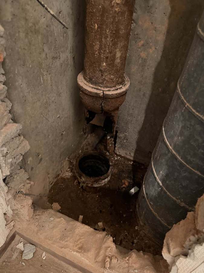 Gebroken gietijzeren standleiding in een woning