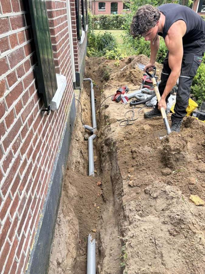 Nieuwe rioolleiding in een smalle sleuf