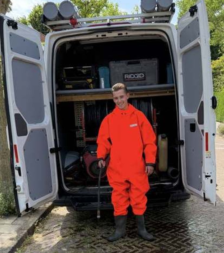 Luca Cramer bij de bus van LC Rioolservice