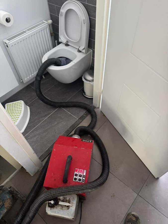 Rookapparaat aangesloten op een toilet voor het opsporen van rioollucht